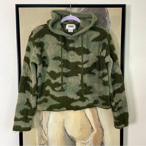 VICTORIA’S Secret PINK Camo Cropped Fuzzy Hoodie - Picture 1 of 6